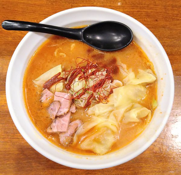 「辛みそ【冬季限定】＋ワンタン」@さっぽろ羅偉伝 高田馬場店の写真