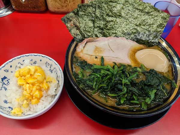 「直伝ラーメン(半額クーポン)＋半玉子まぶし」@王道家直伝 との丸家 八潮店の写真
