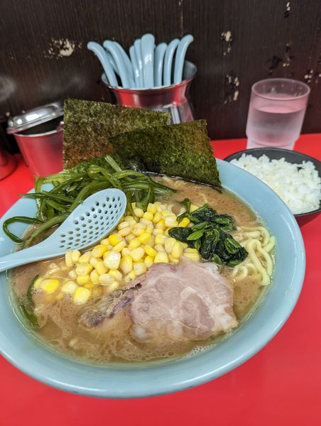 「ラーメン大+茎わかめ+コーン+小ライス」@横浜家系ラーメン 心家の写真