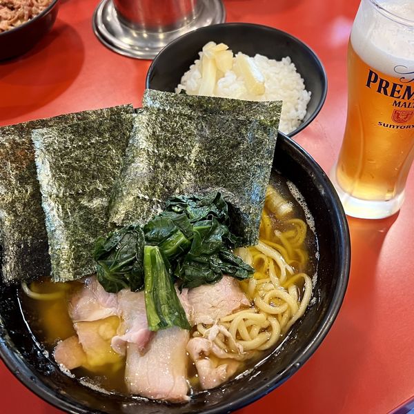 「ラーメン（麺柔らかめ・油多め）＋ライス＋小ビール」@家系総本山 ラーメン吉村家の写真