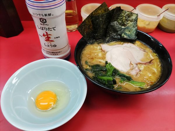 「ラーメン（並）+生卵」@ラーメン杉田家の写真
