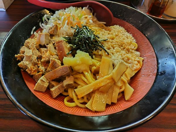 「油そば　：こってり　（大盛：㋚券）　＋ラー油＆ニンニク：無料」@煮干しらあめん 燕黒の写真