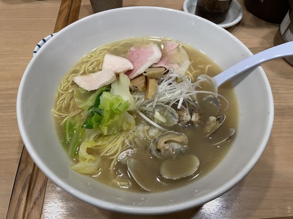 「春野菜とアサリの旨み中華ソバ（大盛）」@スミレ食堂の写真