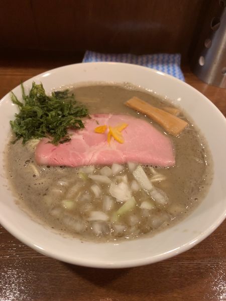「とんこつ煮干らーめん(900円)」@麺屋らんまるの写真