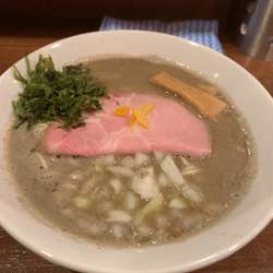 とんこつ煮干らーめん(900円)