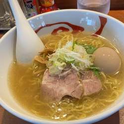 鶏煮干し味玉塩ラーメン　910円