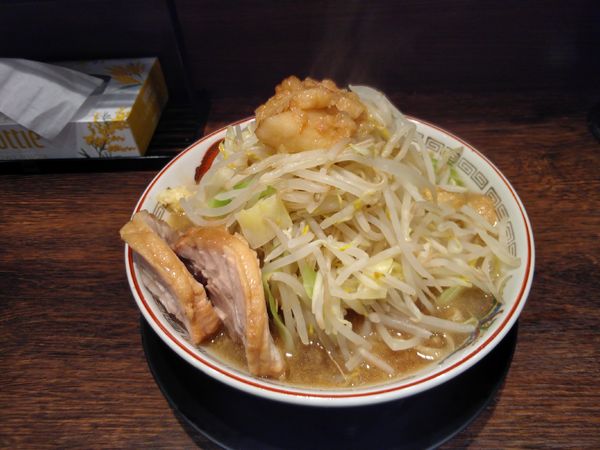 「小ラーメン(ニンニク、野菜、アブラ、カラメ)850円」@豚山 下高井戸店の写真