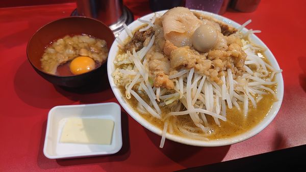 「ラーメン/脂/ニンニク/マー油/脂生たまご/バター」@麺屋HEROの写真