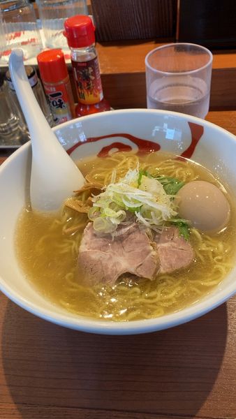 「鶏煮干し味玉塩ラーメン　910円」@麺屋こうじろうの写真