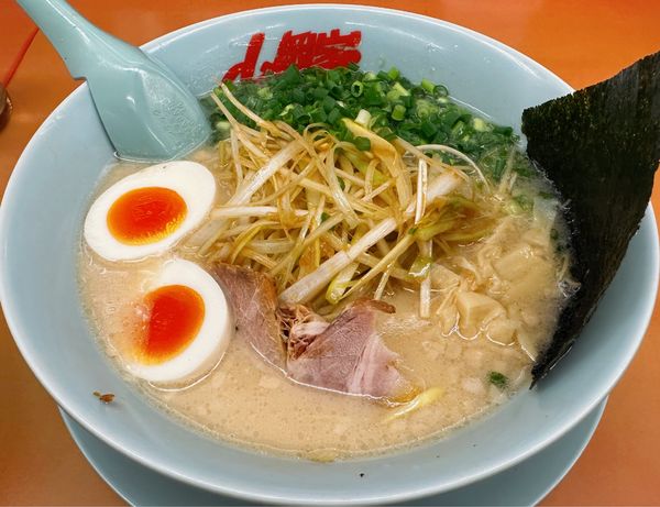 「プレミアム塩とんこつ+白髪ネギ」@ラーメン山岡家 厚木店の写真