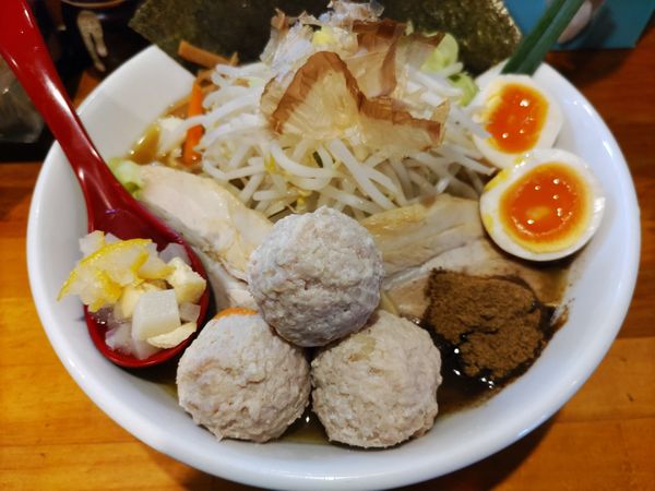 「醤油炊きしろぼしらーめん(中盛)·特製全部盛り」@つけ麺 しろぼしの写真