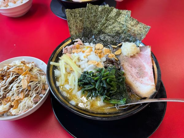 「ラーメン（無料）＋キクラゲ＋タマネギ＋チャーシューまぶし大盛り」@王道家直伝 との丸家 八潮店の写真