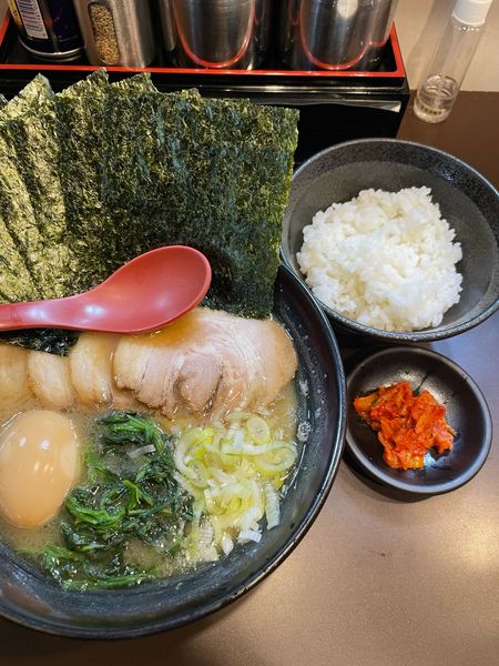 「特松壱家ラーメン無料ライスキムチ」@松壱家 菊名店の写真