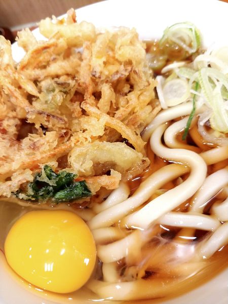 「かき揚げ天玉うどん」@いろり庵きらく アトレ大船店の写真