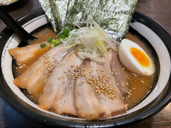 「特製醤油チャーシューメン、海苔トッピング」@麺や 鶏恵 ときわ店の写真