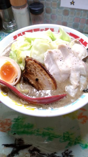 「絶賛・絶品！魚介とんこつラーメン（部活)」@ハイデン.コッコFACTORYサマンサ・タマサの写真