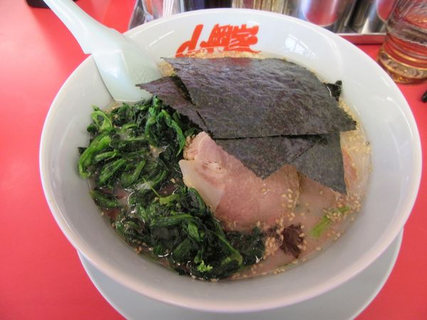 「塩チャーシュー麺（９３０円）＋ほうれん草１２０円」@ラーメン山岡家 阿見店の写真