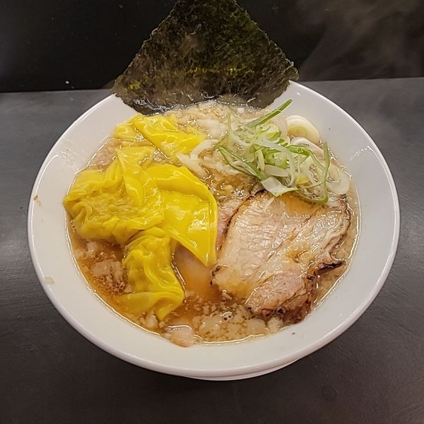 「雲呑背脂煮干ラーメン」@逢坂製麺の写真