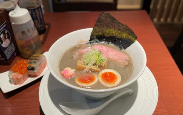 「濃醇煮干し蕎麦（味玉入り）¥950」@酒肴場 屯の写真