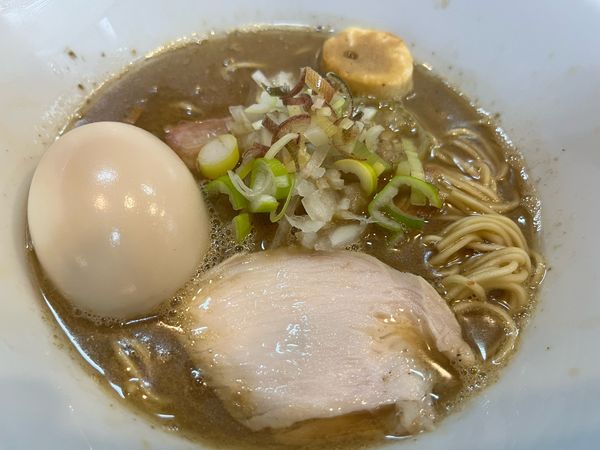 「濃い鯵煮干し中華そば＋本気の味玉」@中華そば 梟の写真