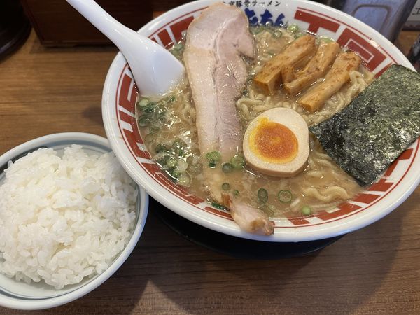 「東京豚骨ラーメン（大、ちぢれ麺）＋無料ライス」@屯ちん 池袋西口店の写真