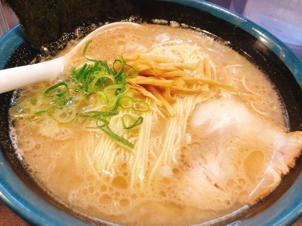 「豚骨ラーメン¥700替玉何杯でも無料」@もとまるの写真