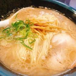 豚骨ラーメン¥700替玉何杯でも無料