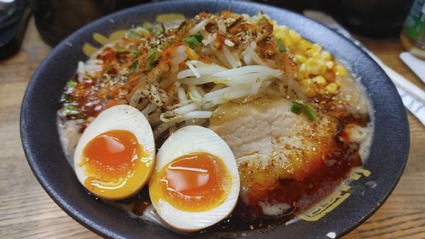 「もやし閻魔ラーメン・麺特盛・コーン(辛さ痺れ増し)1,230」@麺屋やっとこ 三田店の写真