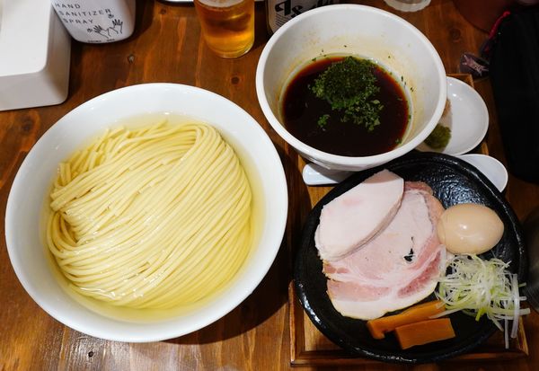 「つけ麺 300g 醤油＋味玉＋藻塩＆わさび＋瓶ビール」@麺屋鈴春の写真