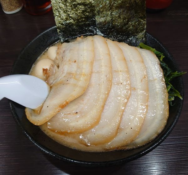 「炙りチャーシュー麺+うずら、ほうれん草(1500円)」@横浜家系ラーメン 上昇気流の写真