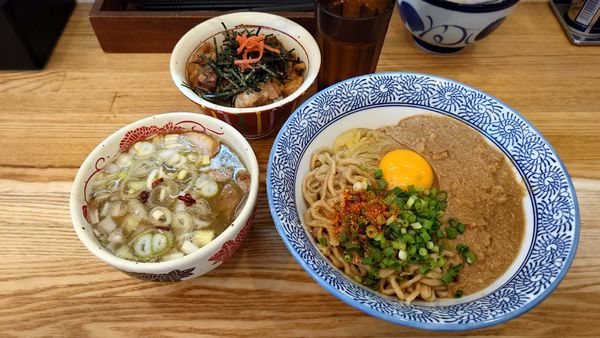 「【限定】かま玉つけそば1150円+豚ばらナンコツご飯380円」@中華そば専門 とんちぼの写真