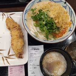 旨辛坦々うどん690円、かしわ天180円、とろろ90円