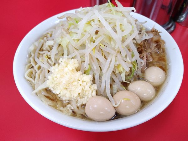 「ラーメン麺少なめ850円＋うずら100円」@ラーメン二郎 柏店の写真