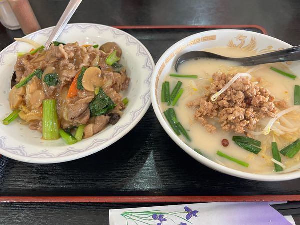 「豚骨ラーメン　牛肉飯」@四川料理 鑫源居の写真