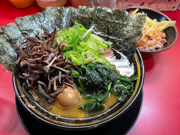「ラーメン＋のり＋きくらげ＋薬味ねぎ＋半賄い飯」@家系ラーメン とらきち家の写真