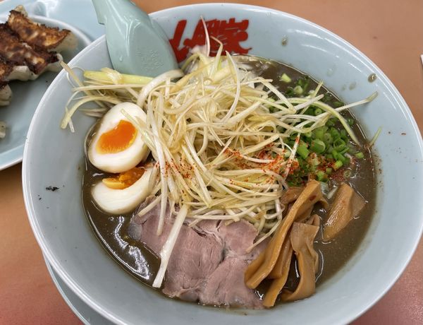 「限定 鬼煮干し 餃子セット」@ラーメン山岡家 鷲宮店の写真