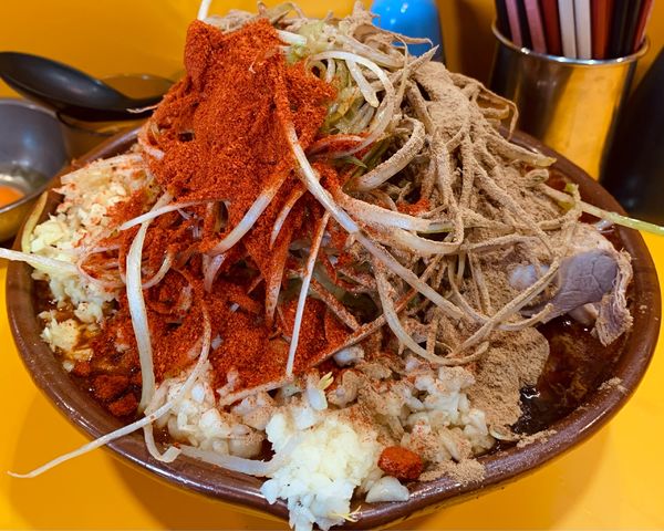 「大麺増し600g 辛い奴3倍　ヤサイスクナメ」@ラーメン二郎 八王子野猿街道店2の写真