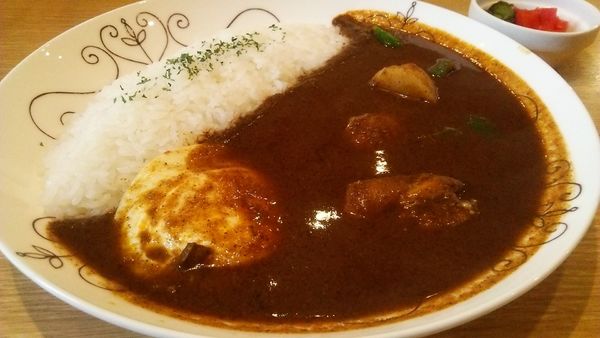「スリランカ風カレー 900円＋フライドエッグ 100円」@カリカリの写真
