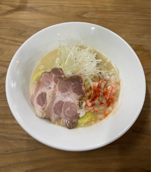 「春キャベツと新玉ねぎの豚塩らーめん（980円）」@まんねん 梅田本店の写真