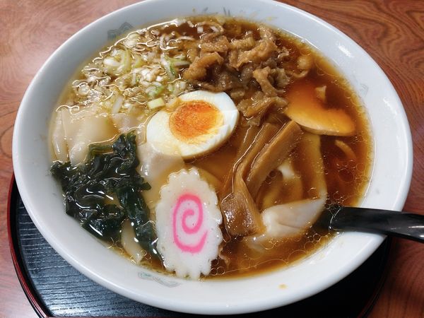 「ワンタン麺とり皮TP（900円）」@さかえ屋食堂の写真