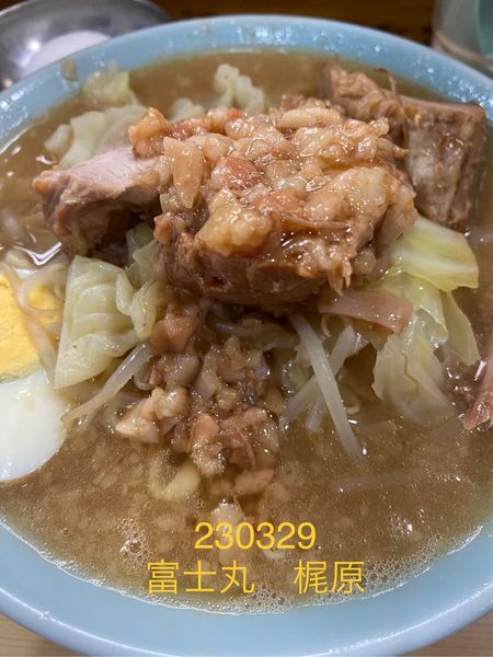 「ラーメン半分＋生玉子1000+100」@ラーメン富士丸 明治通り都電梶原店の写真