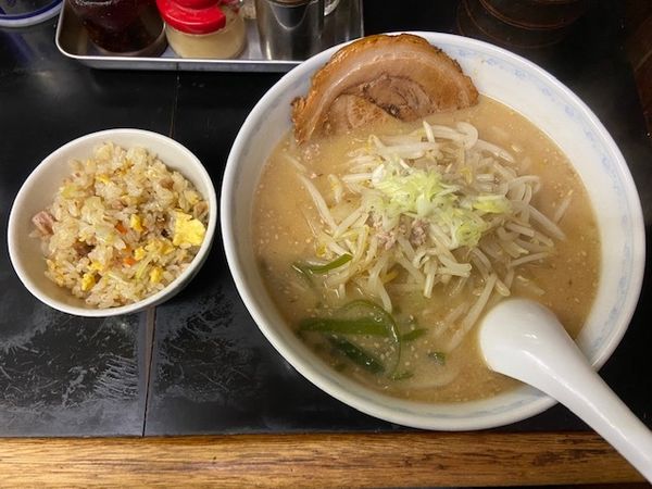 「みそラーメン+大判炙りチャーシュー・ミニチャーハン」@わかいの写真
