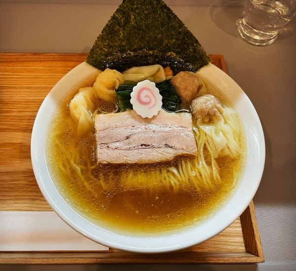 「ワンタン付き生姜醤油らーめん(白醤油)」@あはれの写真