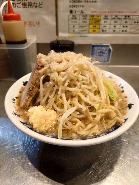 「ラーメン（平打ちちぢれ麺）野菜　ニンニク  アブラ」@らーめん大 大森店の写真