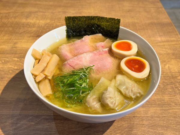 「ワンタン塩ラーメめん」@貝出汁ラーめん クラムの写真