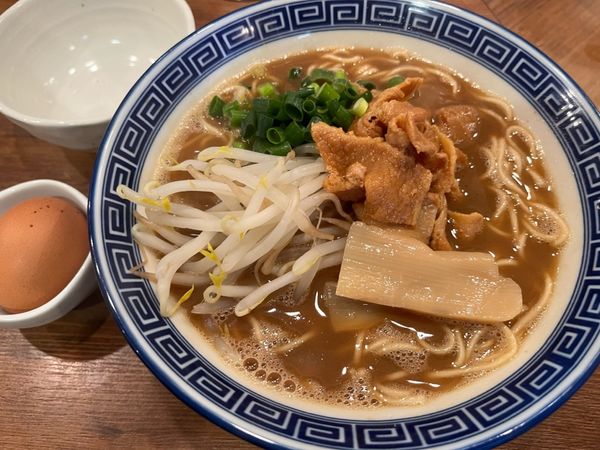 「徳島ラーメン＋生卵＋小ライス」@徳島ラーメン はるまの写真