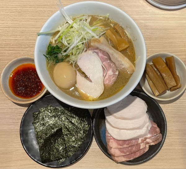 「特製濃厚魚介らーめん、大盛り、チャーシュー、辛味、海苔、メンマ」@麺屋 一燈の写真