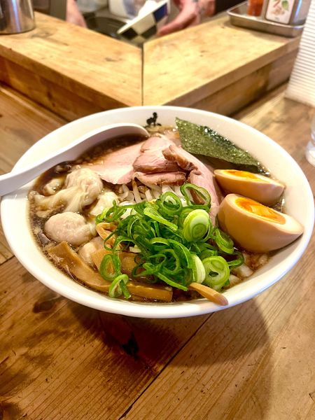 「特背脂醤油ラーメン【TP】ワンタン」@井田商店の写真