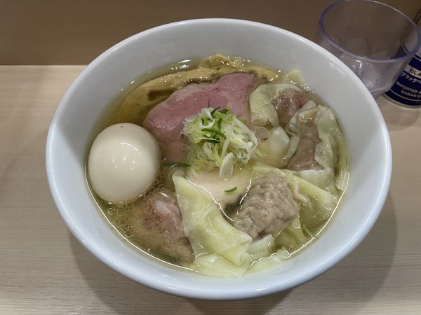 「ワンタン塩中華そば・マキシマムこいたまごの味玉」@手揉み中華そば 中村の写真