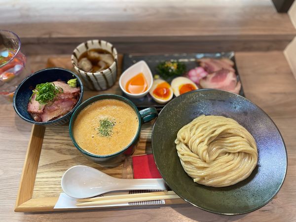 「海老とトマトの特製濃厚つけそば+ミニローストポーク丼」@えびそば 緋彩の写真